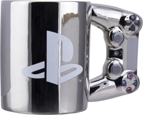 Paladone Silver DS4 Controller Mug – A 550 ml ceramic coffee mug for gaming enthusiasts.
