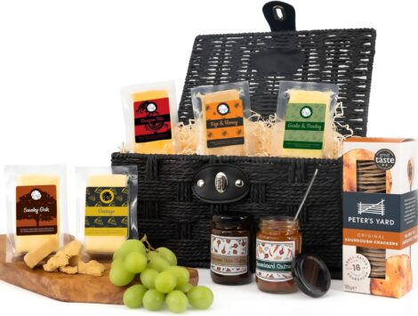 Cheese Gift Set: 5 Cheeses, 2 Chutneys, Crackers