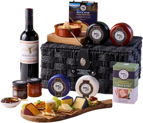 Snowdonia Cheese Company’s Deluxe Cheese & Wine Gift Basket: Indulgent & Exquisite.