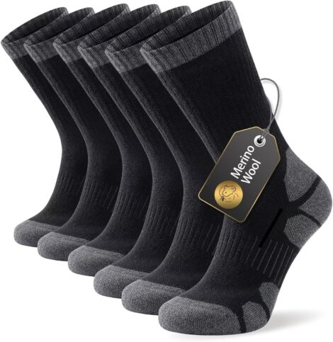 Warm winter merino wool socks for men and women, ideal for outdoor activities or as Christmas gifts.