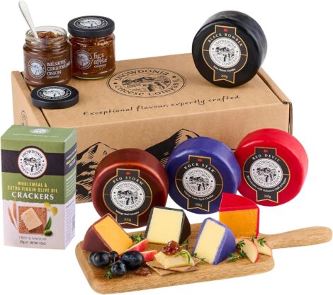 Snowdonia Cheese Gift Box | 4 Cheeses, 2 Chutneys & Crackers