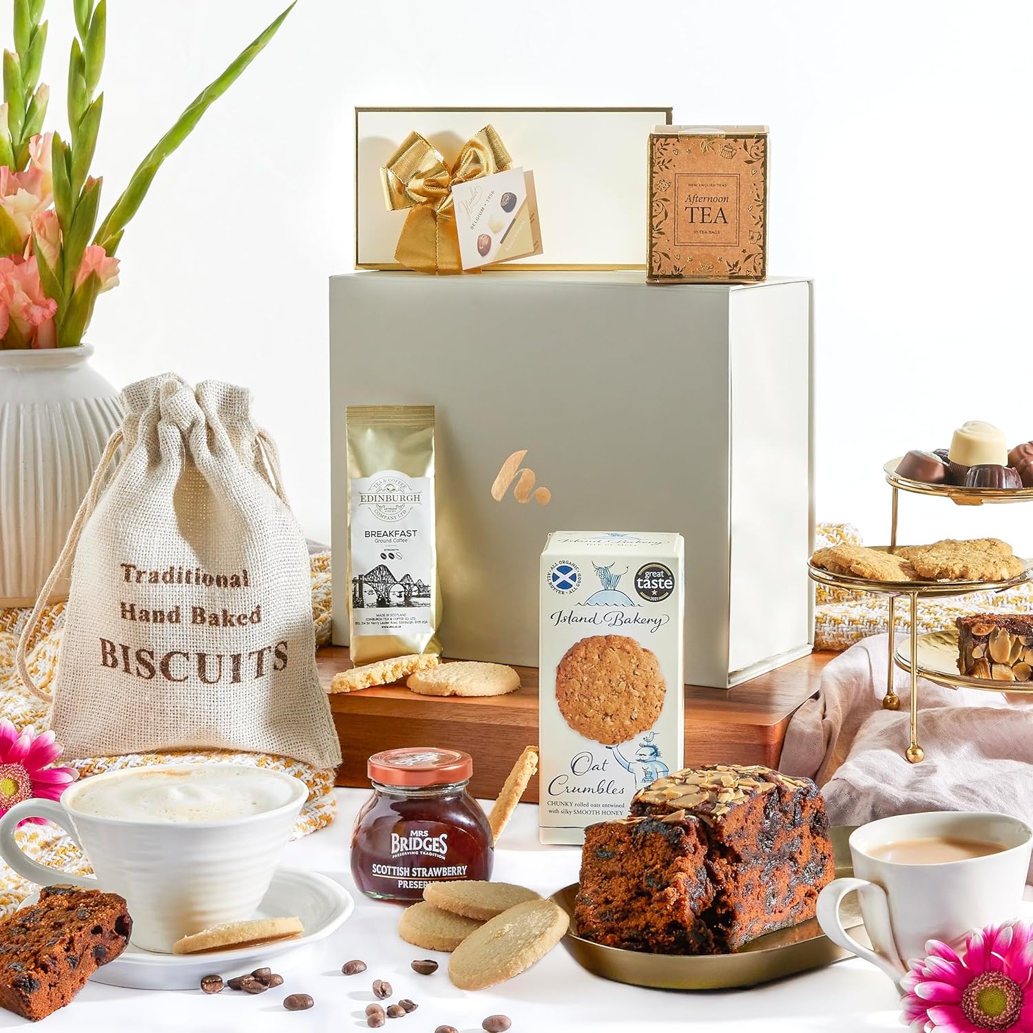 Taste of Scotland Finest Hamper - Chocolates, Dundee Cake, Biscuits, Artisan Tea & Coffee | Hampers & Gourmet Gifts, Hampers for Women, Food Hamper Gifts For Couples, Food Gifts For Men