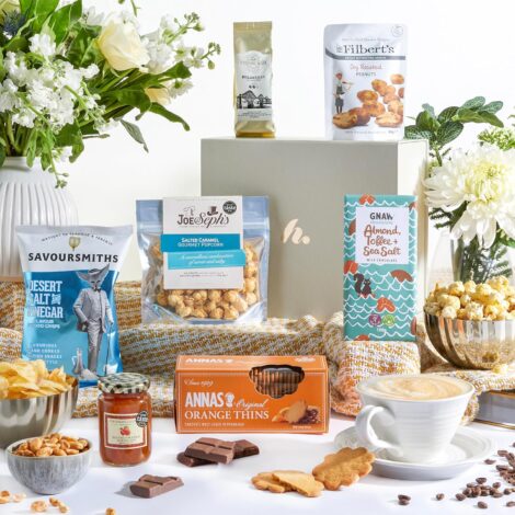 Clearwater Hampers’ Little Variety Food Hamper: Coffee, Marmalade, Biscuits, Popcorn, Chocolate, and Savoury Treats. Perfect for Women and Couples.